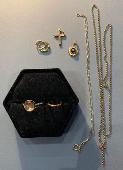 Ensemble en or jaune 18K (750) :
- paire...