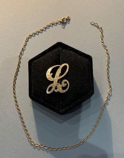 Ensemble en or jaune 18K (750) :
- fragment...