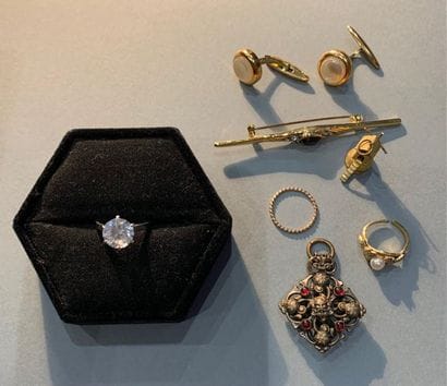 Bague solitaire en or gris 18K (750), ornée...
