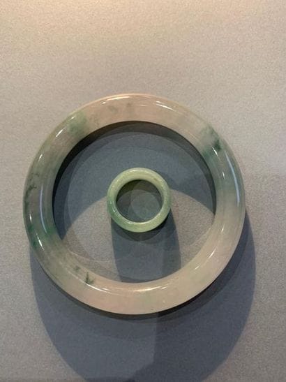Bracelet jonc rigide et bague en jade céladon...