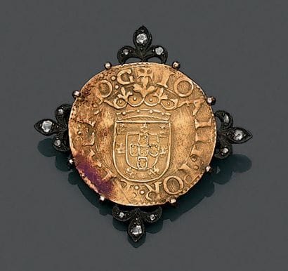Broche à monture en argent (800), ciselée...