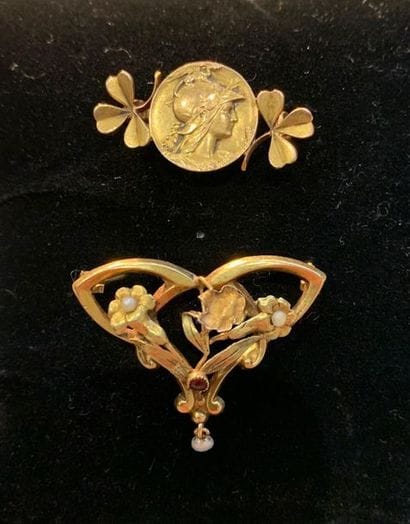 Ensemble en or jaune 18K (750) :
- broche...