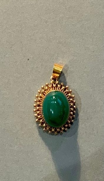Pendentif en or jaune 9K (375), la monture...