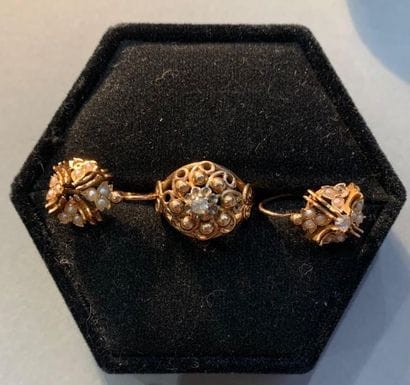 Ensemble en or jaune 18K (750) :
- bague...