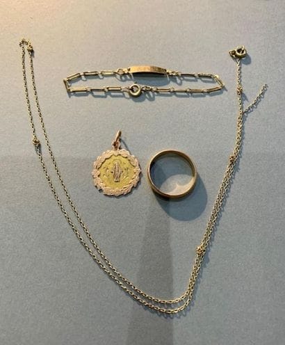 Ensemble en or jaune 18K (750) :
- bracelet...