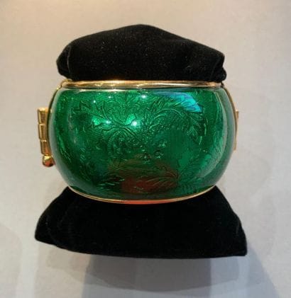 Large bracelet jonc ouvrant en bronze doré...