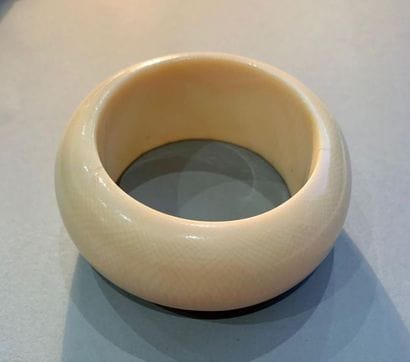 Large bracelet jonc de forme bombée en i...