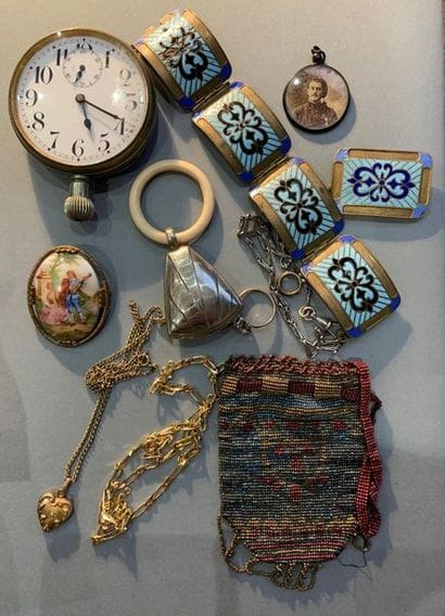 Lot en métal comprenant : un chronomètre;...