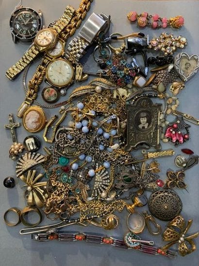 Lot de bijoux fantaisie divers.