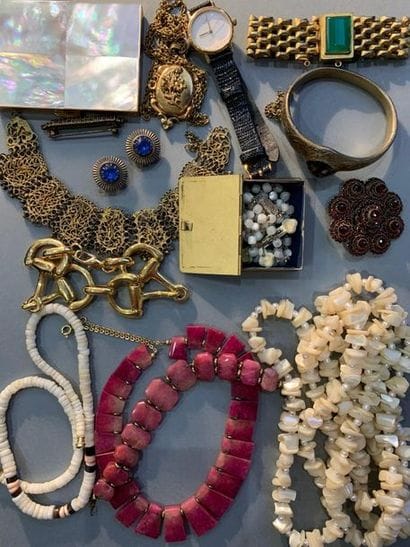 Ensemble de bijoux fantaisie composé de :
-...