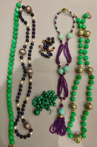 Ensemble de bijoux fantaisie :
- collier...