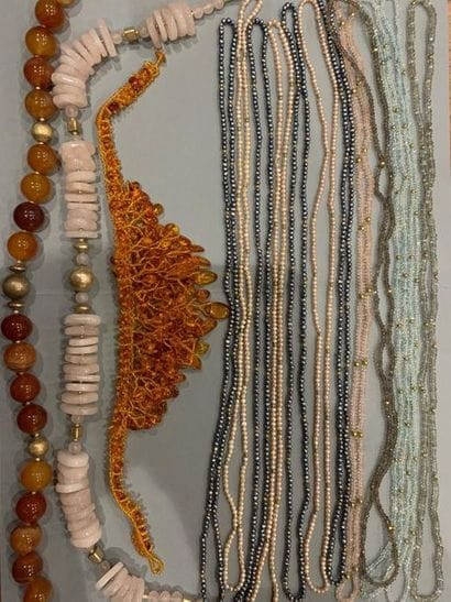 Ensemble de bijoux fantaisie certains signés...