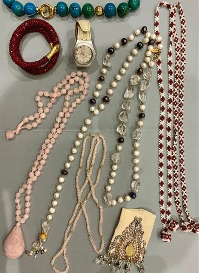 Ensemble de bijoux fantaisie certains signés...