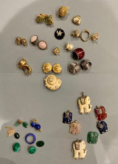Ensemble de bijoux fantaisie certains signés...