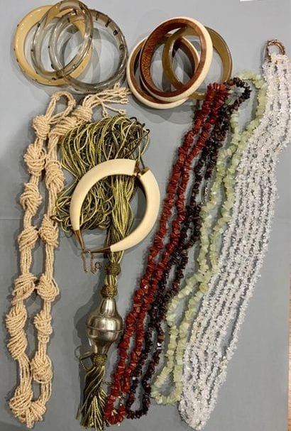 Ensemble de bijoux fantaisie certains signés...