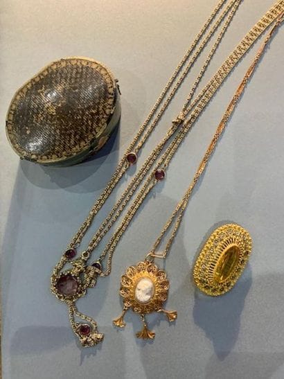 Ensemble de bijoux fantaisie :
- broche ovale...