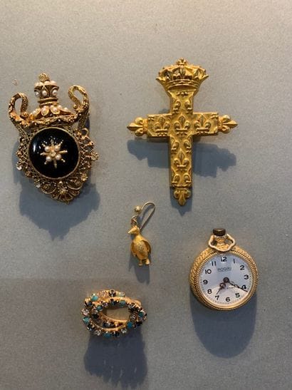 Ensemble de bijoux fantaisie :
- pendentif...