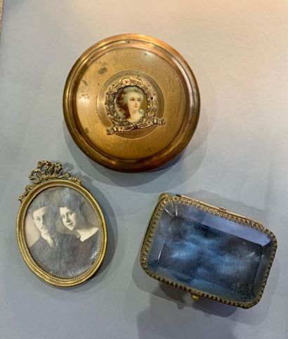 Small jewelry box in brass, the sides with...