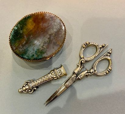 Set of knick-knacks:
- oval box with jasper...