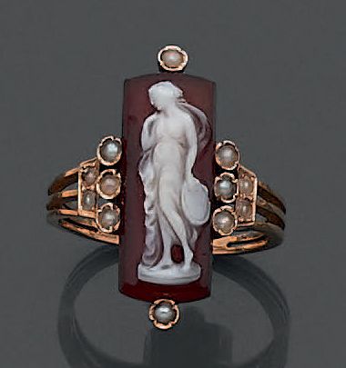 Bague en or jaune 18K (750), ornée d'un camée...