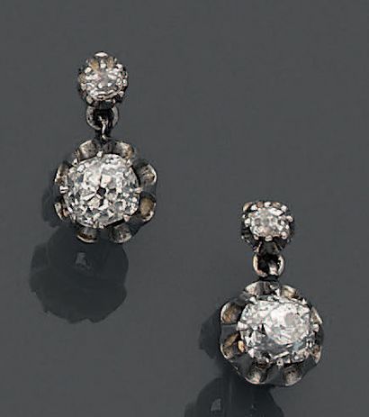 Paire de boucles d'oreille dormeuses, la...