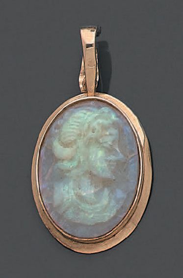 Pendentif de forme ovale en or jaune 18K...