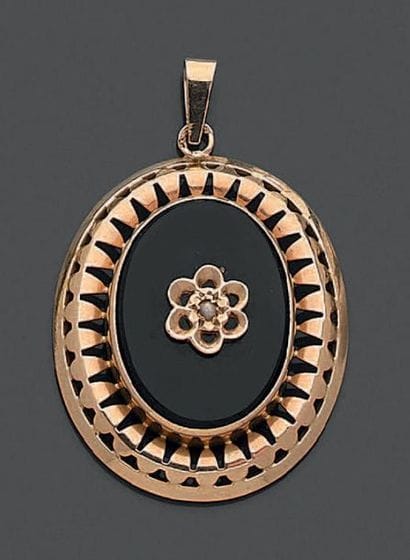 Pendentif ovale en or 18K (750), ornée d'une...