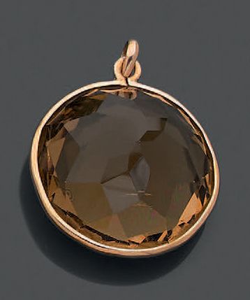 Pendentif de forme ronde, la monture en or...