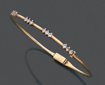 Fin bracelet jonc ouvrant en or jaune 18K...