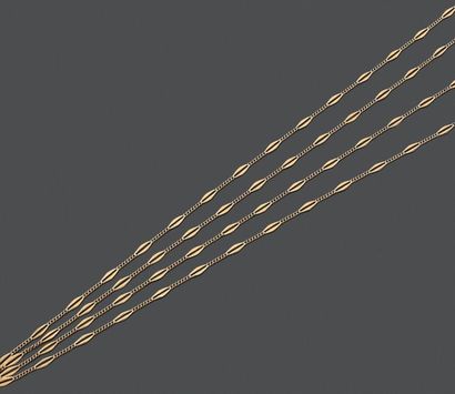 Long sautoir en or jaune 18K (750), les maillons...