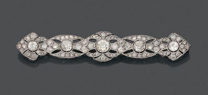 Broche barrette en platine ornée de cinq...