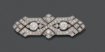 Broche barrette en platine ajourée de motifs...