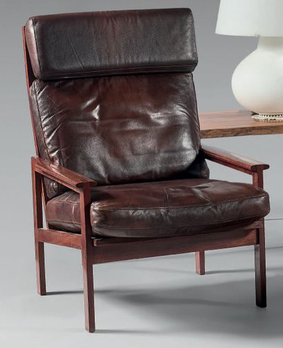 Paire de fauteuils en palissandre, les accotoirs...