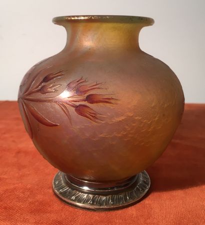 DAUM NANCY.
Small vase out of frosted glass...