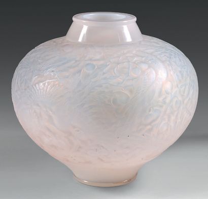 RENE LALIQUE (1860-1945).
Vase Aras in moulded...