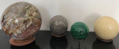 Quatre boules, deux en marbre, une en malachite...