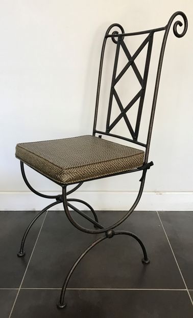 Paire de chaises en fer forgé, le dossier...