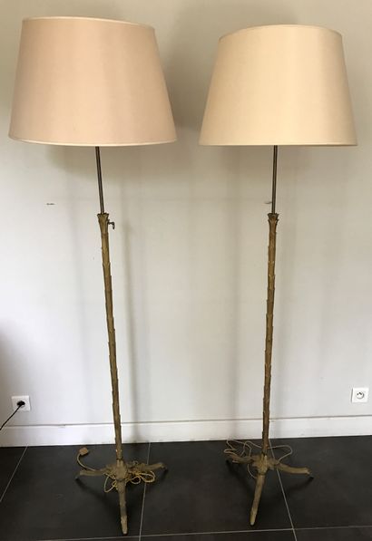 MAISON CHARLES.
Paire de lampadaires tripodes...