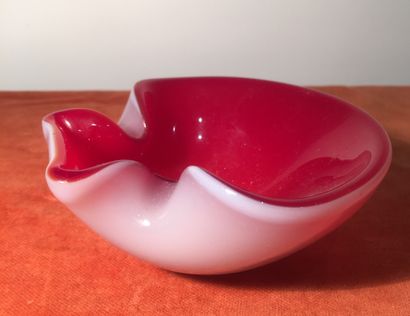 MURANO.
Three-lobed glass pocket-emptyer...