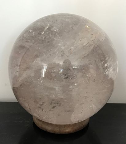 Boule en cristal de roche. 
Diam. : 13 c...
