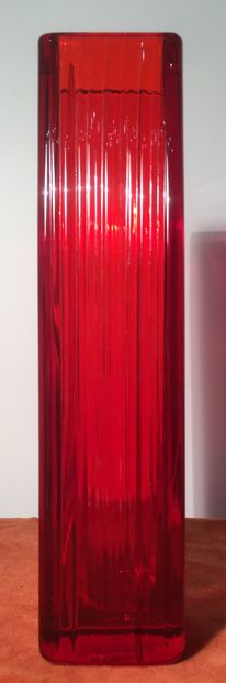 MURANO.
- Quadrangular ribbed vase in red...