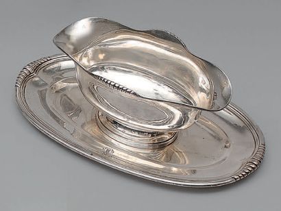 Saucière ovale à plateau adhérant en argent...