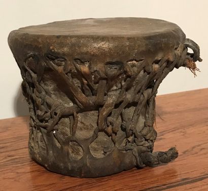 Drum with two skins. Africa. 
H.: 10 cm.