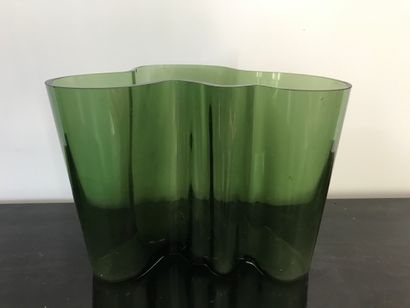 D'après Alvar AALTO (1898-1976).
Vase in...