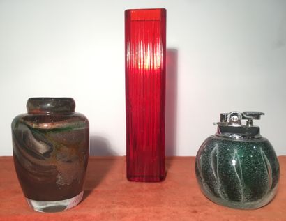MURANO.
- Quadrangular ribbed vase in red...