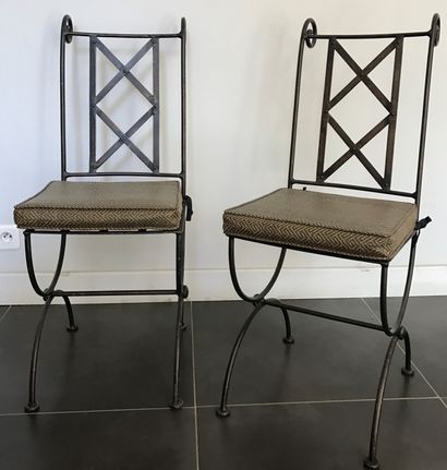 Paire de chaises en fer forgé, le dossier...