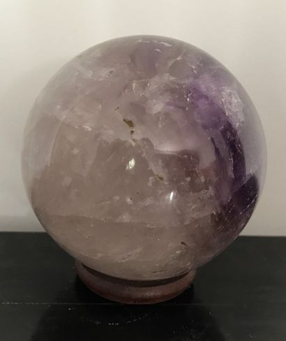 Petite boule en améthyste. 
Diam. 8 cm.