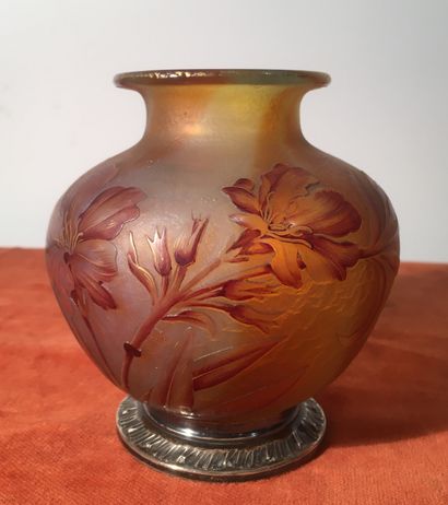 DAUM NANCY.
Small vase out of frosted glass...
