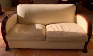 Large canapé et paire de fauteuils en acajou...