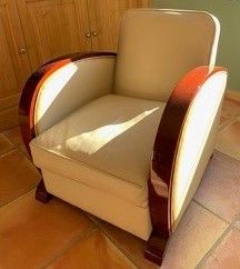 Large canapé et paire de fauteuils en acajou...